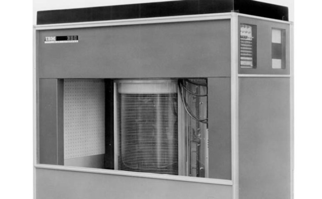 L'unité de stockage 350 de l'IBM 305 RAMAC en 1956 L'unité de stockage 350 de l'IBM 305 RAMAC en 1956