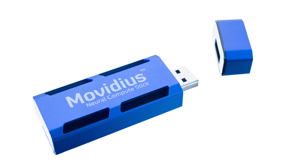 Le Movidius™ Neural Compute Stick est le tout premier kit d'inférence en apprentissage automatique format USB, et contient un accélérateur IA qui offre des capacités de traitement en réseau neuronal pour une large gamme d'équipements à l'edge. (Crédit : Intel Corporation)