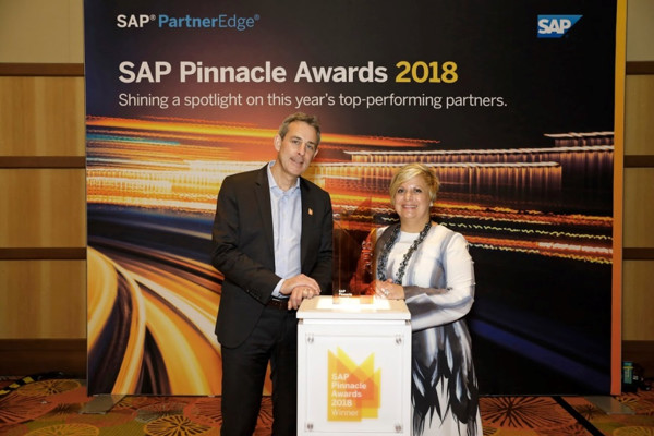 Jérôme TOCANNE, Directeur Général de DeciVision, et Diane Fanelli, General Manager chez SAP lors de la remise du prix à Orlando