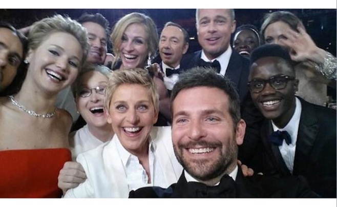 La fameuse "selfie" de la soirée des Oscars qui a fait "exploser" Twitter La fameuse "selfie" de la soirée des Oscars qui a fait "exploser" Twitter