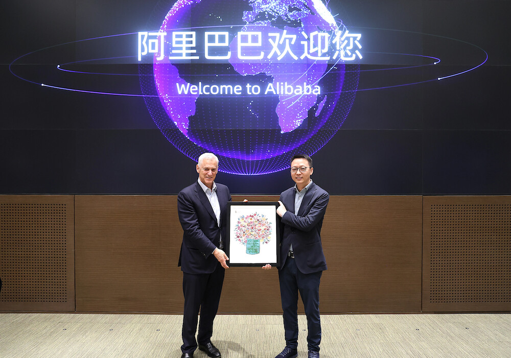 Bill Winters, Chief Executive du groupe Standard Chartered, et Eddie Wu, CEO du groupe Alibaba, ont échangé des cadeaux au siège social du groupe Alibaba à Hangzhou.